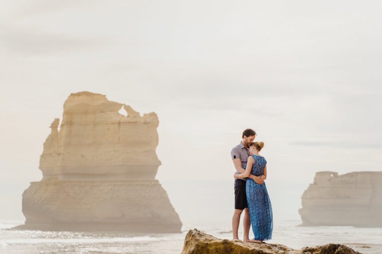 proposta di matrimonio al mare mentre si abbracciano di ilaria e andrea fotografi