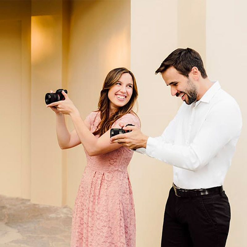 foto di andrea e ilaria durante il lavoro come fotografi di matrimonio