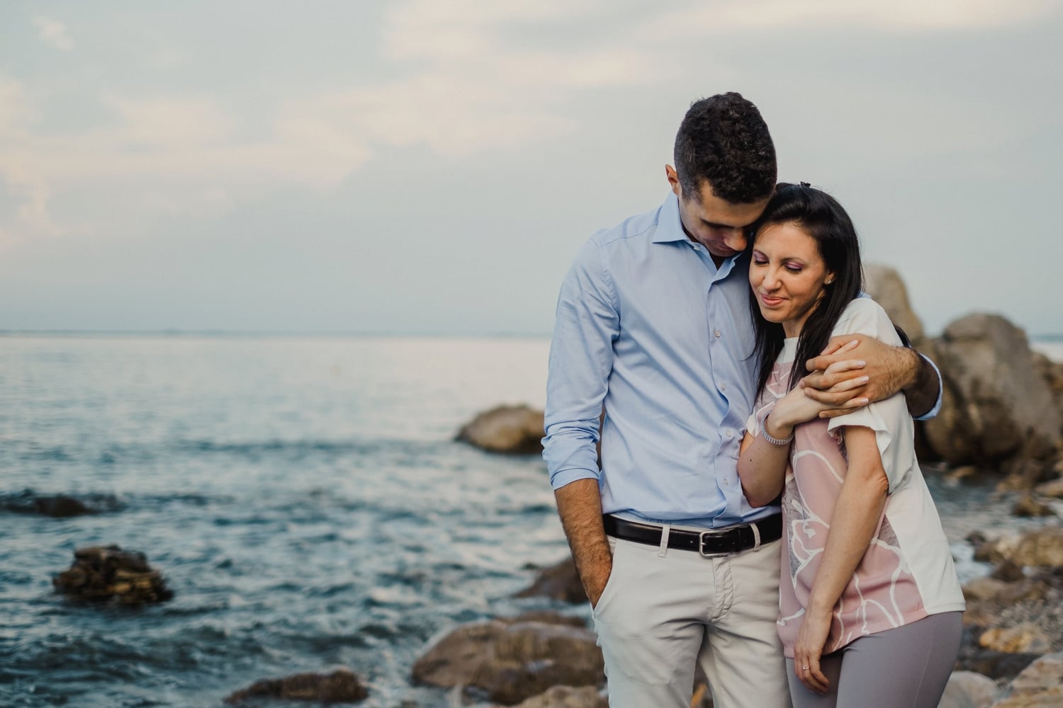 coppia al mare foto di ilaria e andrea wedding photographer
